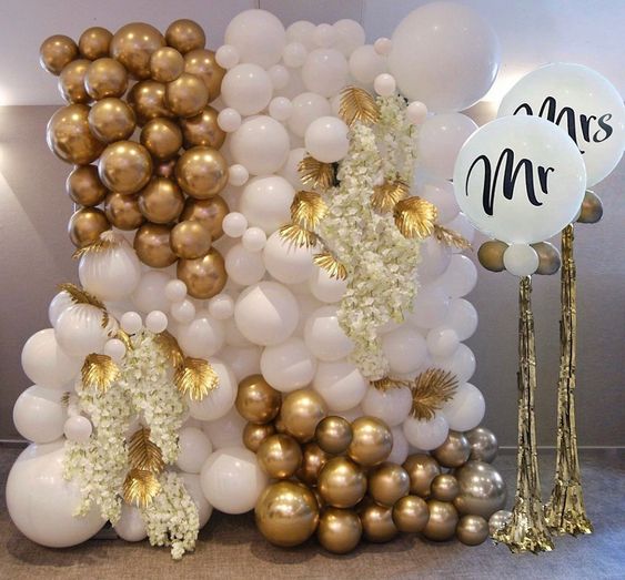  10 balloon arrangements to decorate your wedding - Organic Balloon wall on Square frame. 