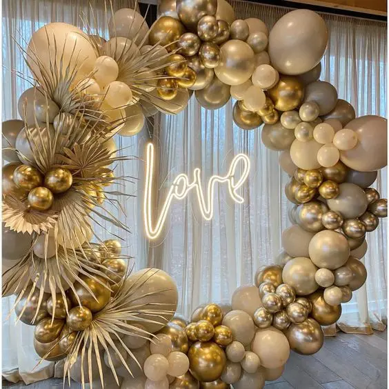  10 balloon arrangements to decorate your wedding - Organic Balloon Garland on circle frame. 