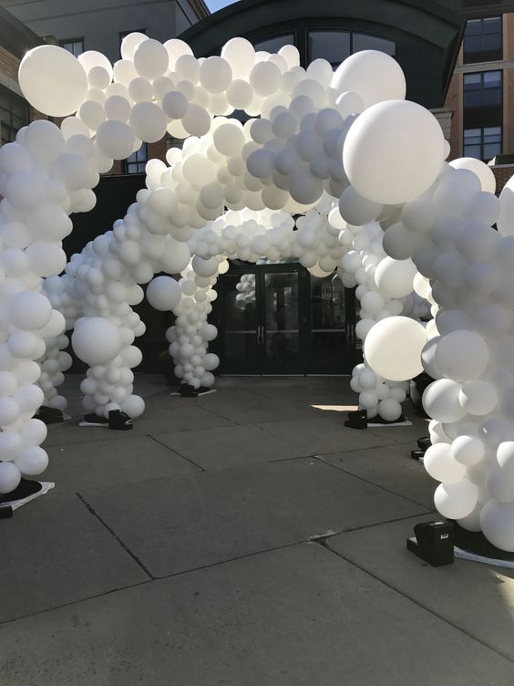  10 balloon arrangements to decorate your wedding - organic garland balloon arches crossing.